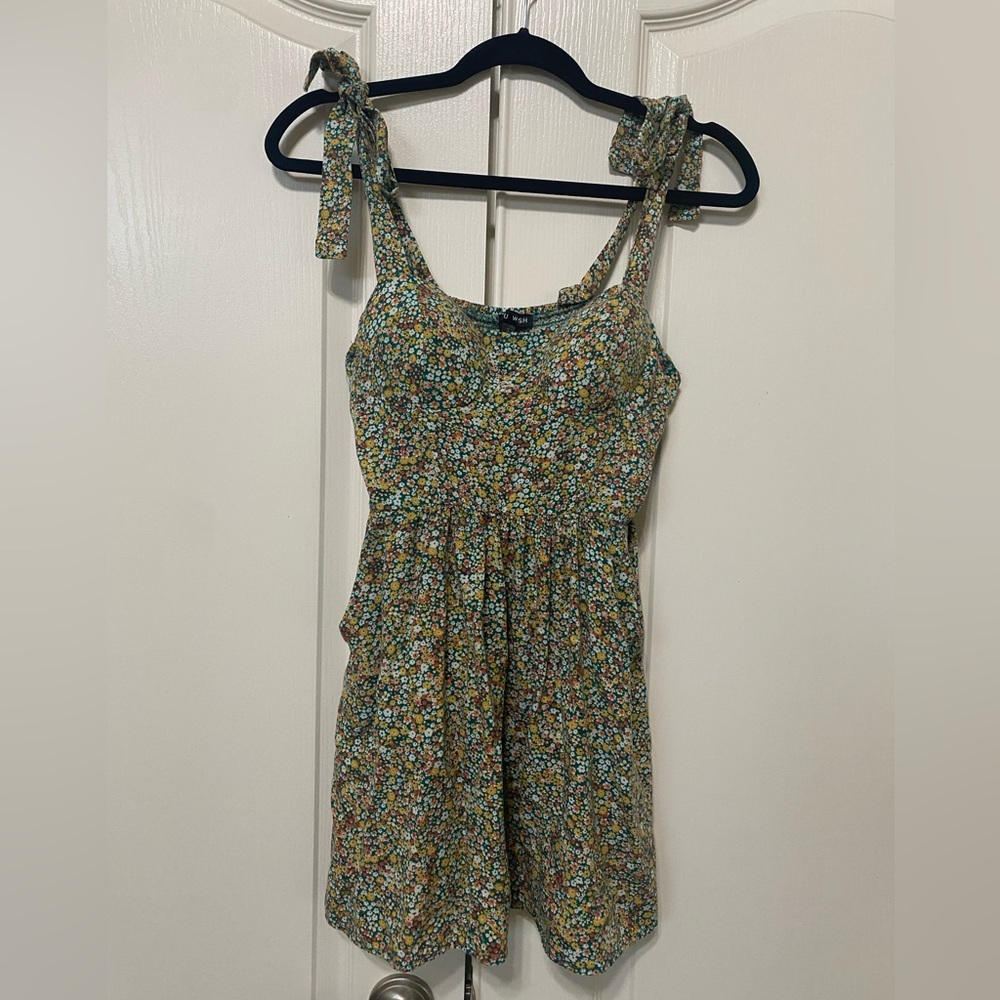 Size small short dress with pockets with built in bra